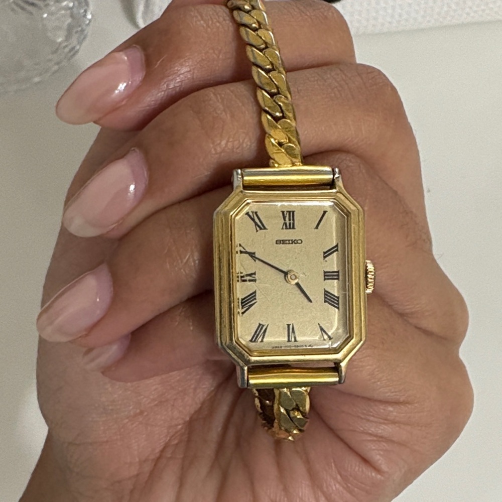 Seiko Vintage Women's Gold Roman Numeral Watch - Picture 2 of 5